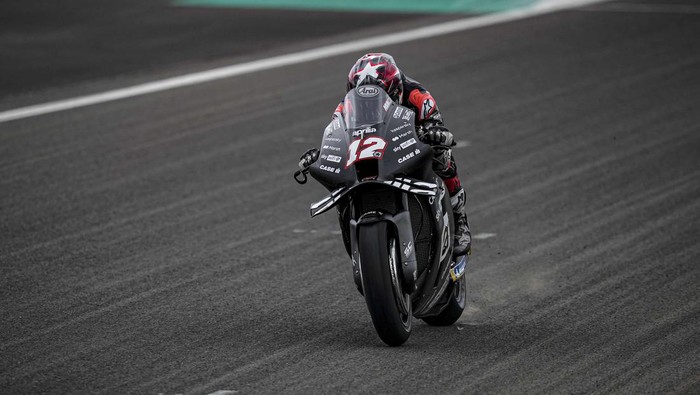 Aksi Aleix Espargaro dan Maverick Vinales di sirkuit Mandalika.