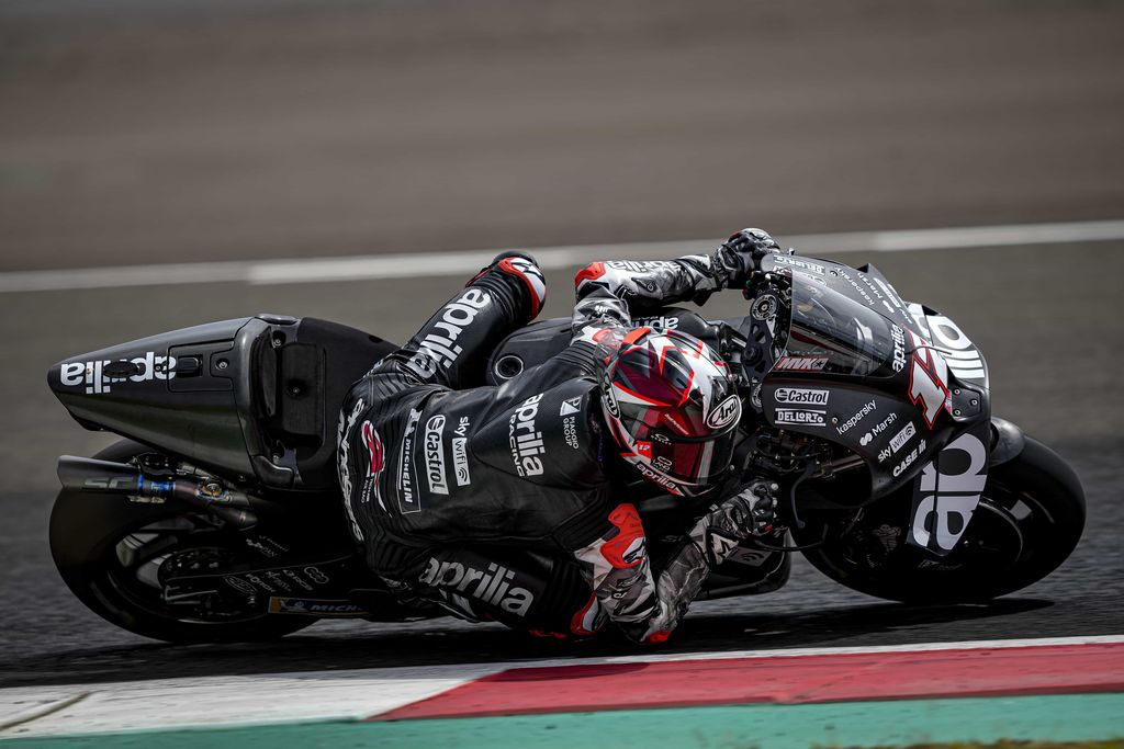 Aksi Aleix Espargaro dan Maverick Vinales di sirkuit Mandalika.