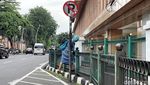 Enggan Memutar, Emak-emak Pilih Lompati Pagar Stasiun Cikini