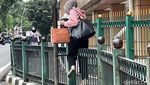 Enggan Memutar, Emak-emak Pilih Lompati Pagar Stasiun Cikini