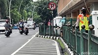 Manager Humas PT KAI Daop 1 Jakarta, Ixfan Hendriwintoko, mengatakan pihaknya sudah menyediakan dua titik akses menuju dan keluar stasiun. Akses tersebut dinilai cukup bagi penumpang. (Rengga Sencaya/detikcom)