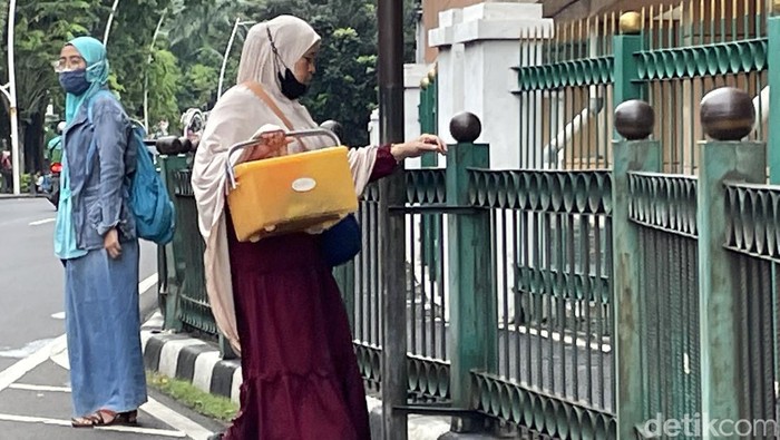 Aksi Nekat Emak-emak Lompat Pagar di Stasiun Cikini Sejumlah emak-emak yang merupakan penumpang KRL melakukan aksi nekat melompati pagar pembatas trotoar di Stasiun Cikini, Jakarta, Senin (14/02/2022).
