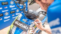 Berbeda dengan Suzuki NEX II dan NEX Crossover di pasaran, kedua skutik Suzuki yang jadi motor paddock tim Suzuki Ecstar itu memiliki desain livery khusus dengan mengkolaborasikan warna khas Team Suzuki Ecstar MotoGP dengan motif batik. Foto: Dok. Suzuki Indomobil Sales