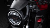 Lampu utama yang meruncing khas KTM diubah dengan sebuah lampu utama yang bentuknya membulat. Selain itu, rangka tubular yang juga menjadi ikon KTM, diganti dengan rangka baru berkelir hitam. Foto: dok. Brabus