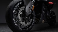 Untuk urusan kaki-kaki, Brabus menyematkan pelek Monoblock Z forged palang sembilan yang ringan. Namun untuk suspensinya, masih mempertahankan sok WP APEX yang sudah semi-active. Selain itu, untuk handling yang lebih akurat steering damper WP Pro juga disematkan ke Brabus 1300 R. Foto: dok. Brabus