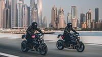 Brabus mengatakan, motor ini dijual secara eksklusif di dealer KTM dan dapat dibeli secara pre-order mulai dari Senin (14/2/22). Brabus 1300 R dijual terbatas hanya dalam 154 unit, di mana 77-nya berwarna Magma Red dan 77 lainnya berwarna Signature Black. Foto: dok. Brabus