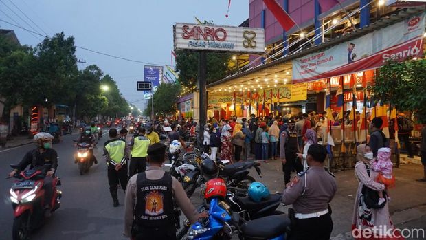 antrean pembeli minyak goreng di kota mojokerto