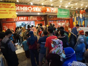 Melihat Warga Antre Berjam-jam di Mojokerto Demi Minyak Goreng Murah