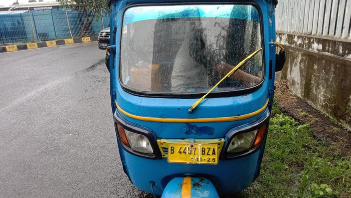 Bajaj masuk Tol Kebon Jeruk Jakbar disetop polisi