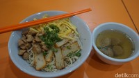 Tak perlu menunggu waktu lama, pesanan kami pun datang. Dalam seporsi bakmi kering, terdiri dari bakmi, potongan ayam, irisan telur dadar dan taburan daun bawang. Aromanya sungguh menggoda. (Wahyu Setyo Widodo/detikTravel)