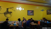 Suasana saat detikTravel berkunjung cukup ramai. Tak heran karena saat itu bertepatan dengan momen Imlek dan menjelang Cap Go Meh. Mereka rata-rata orang Singkawang, tapi banyak juga mereka yang datang dari luar kota. (Wahyu Setyo Widodo/detikTravel)