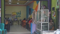 Wali Kota Singkawang, Tjhai Chui Mie sendiri merekomendasikan wisatawan muslim untuk mencoba Bakmi Kering Haji Aman. Kalau favorit saya, Bakmi. Kita ada Bakmi Haji Aman yang enak, yang halal, ujar wali kota wanita pertama di Singkawang itu. (Wahyu Setyo Widodo/detikTravel)