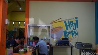 Soal nama, warung bakmi ini berasal dari nama sang pemilik, yaitu Haji Aman. Nama aslinya Herman, seorang warga keturunan Tionghoa yang menjadi mualaf sejak 28 tahun yang lalu. Traveler muslim bisa mencobanya bila liburan ke Singkawang. Warung bakmi ini buka setiap hari dari jam 08.00 pagi hingga 21.00 malam. (Wahyu Setyo Widodo/detikTravel)