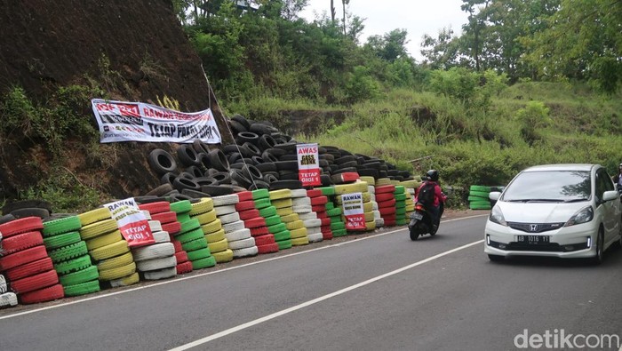 Ban bekas terpasang di talut tebing Bukit Bego, Jalan Imogiri-Dlingo, Bantul, Senin (14/2/2022).