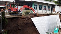 Posisi PAUD-TK Muslimat NU II yang longsor ini berada persis di pinggir Sungai Dawung. Berdampingan dengan Masjid Al Ishlah, Kampung Dawung RT 01/06, Kelurahan Pulisen.