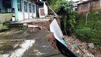 Tanggul sepanjang sekitar 30 meter dan tinggi sekitar 10 meter itu longsor ke sungai.