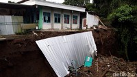 Kemudian lebar tanah yang longsor sekitar 3 meter. Sehingga sebagian bangunan sekolah juga ikut terbawa longsor. Antara lain, atap konstruksi baja ringan, sejumlah fasilitas bermain anak, dan gudang masjid.