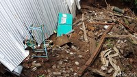 Hari ini, warga dibantu petugas dari Badan Penanggulangan Bencana Daerah (BPBD) Boyolali gotong royong di lokasi longsor. BPBD Boyolali mengerahkan satu alat berat.