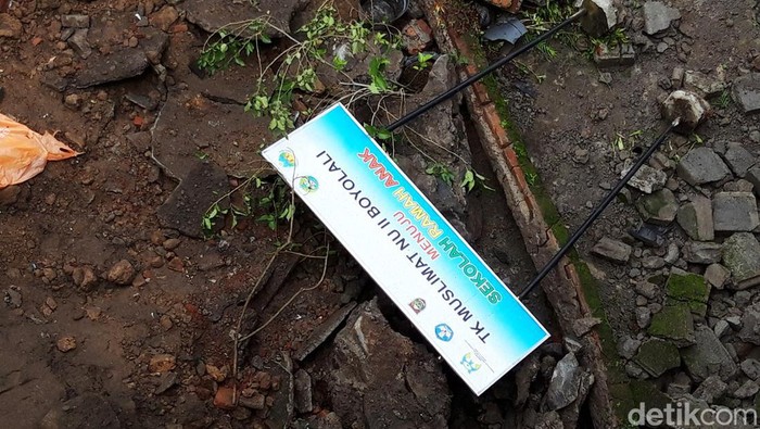 Bangunan PAUD-TK di Boyolali Rusak Akibat Longsor Sebagian bangunan PAUD-TK Muslimat NU II di Kelurahan Pulisen, Kabupaten Boyolali, Jawa Tengah, rusak akibat tanah longsor. Begini penampakannya.
