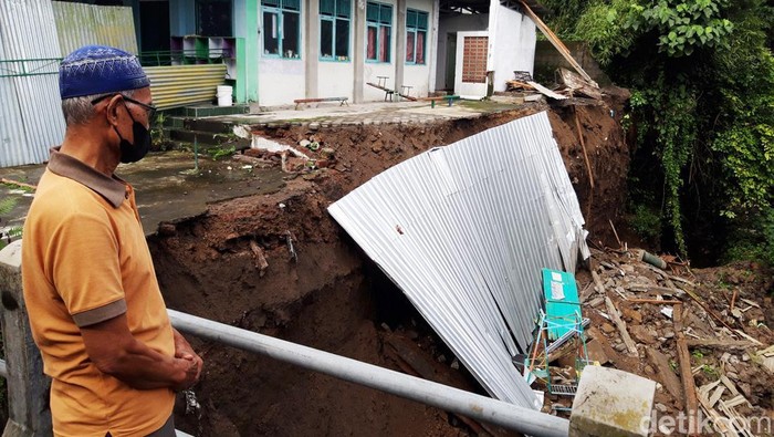Sebagian bangunan PAUD-TK Muslimat NU II di Kelurahan Pulisen, Kabupaten Boyolali, Jawa Tengah, rusak akibat tanah longsor. Begini penampakannya.