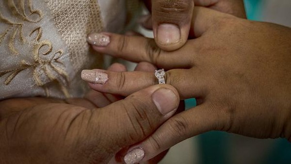 Pemerintah daerah setempat mengatakan akan membayar biaya resepsi pernikahan, karangan bunga dan bahkan kue pernikahan untuk pasangan.  