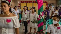 Pasangan mengikuti upacara pernikahan massal sehari sebelum Hari Kasih Sayang di kota Quezon, Metro Manila, Filipina, Minggu (13/2/2022).  