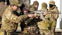 Batalion Azov, yang merupakan bagian dari Unit Pasukan Khusus Garda Nasional Ukraina, melatih mereka mengisi amunisi dan mengarahkan ke target.  
