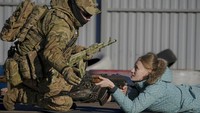 Pelatihan tempur dasar untuk warga sipil ini diselenggarakan oleh Unit Pasukan Khusus Azov, Garda Nasional Ukraina.  