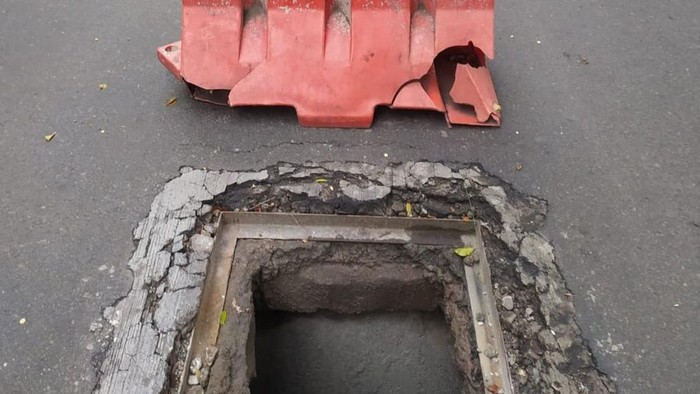 Besi penutup saluran air dekat perempatan Kuningan, raib