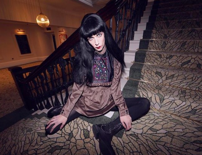 Brocarde mengaku menjalin asmara dengan hantu bernama Edwardo. Hantu pria tersebut merupakan mendiang tentara di zaman Victoria. Foto: dok. Instagram/@brocarde