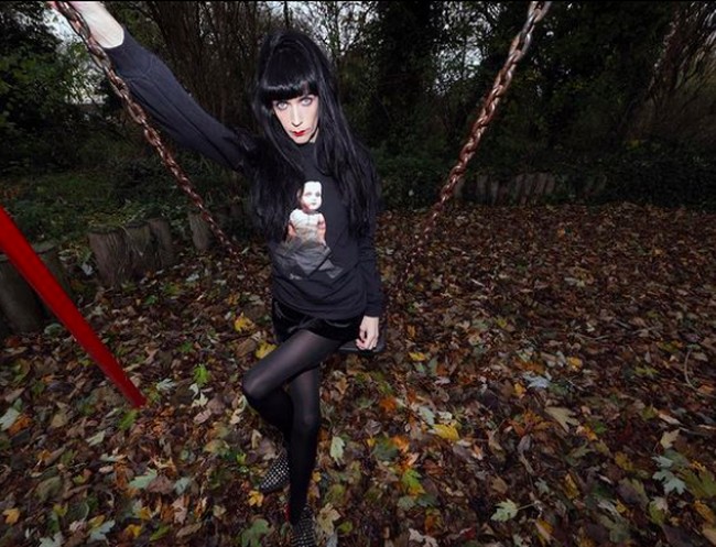 “Menemukan tempat pernikahan begitu sulit. Kami telah diusir dari beberapa gereja dan telah diancam dengan pengusiran setelan. Aku ingin pernikahan yang serba putih namun banyak orang yang tidak bisa melihat visinya,” ungkap Brocarde, seperti dikutip dari The Sun. Foto: dok. Instagram/@brocarde