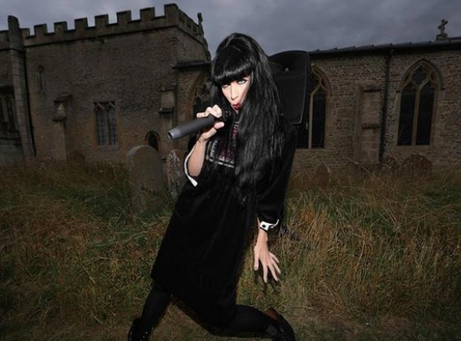 Brocarde dan hantu Edwardo pun telah merencanakan pernikahan.  Brocarde ingin memiliki pernikahan yang digelar di gereja, tentu saja idenya tersebut ditolak mentah-mentah oleh semua gereja yang didatanginya. Pihak gereja bahkan telah menyarankan Brocarde untuk melakukan ritual pengusiran setan. Foto: dok. Instagram/@brocarde