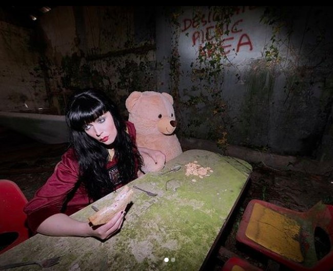 Penyanyi bergaya gothic itu pun senang berada di gedung tua. Dia kerap melakukan pemotretan di gedung atau rumah tua yang sudah tidak berpenghuni. Foto: dok. Instagram/@brocarde