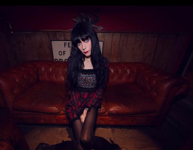 Hal tersebut tampak dari foto-fotonya di Instagram. Dia kerap kali bergaya misterius. Foto: dok. Instagram/@brocarde