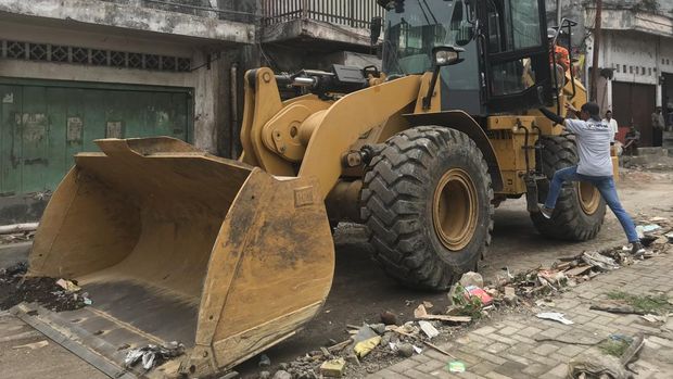 Buldoser yang digunakan untuk mengangkat emak-emak yang berfoto ria