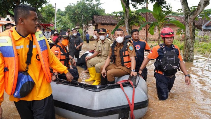 bupati giri tinjau banjir