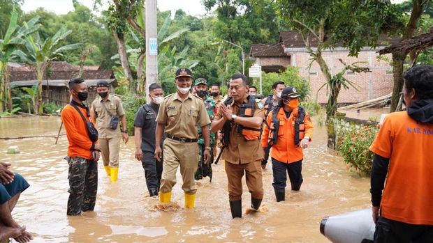 bupati giri tinjau banjir