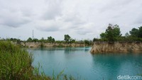 Lokasi danau biru ini berada di Jalan Wonosari, kelurahan Roban, Kecamatan Singkawang Tengah. Jangan bayangkan jalan mulus beraspal menuju ke sini karena tidak akan traveler temukan. Untuk ke sini, traveler harus masuk ke dalam kebun sawit. (Wahyu Setyo Widodo/detikTravel)