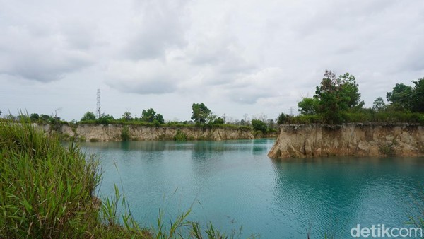 Lokasi danau biru ini berada di Jalan Wonosari, kelurahan Roban, Kecamatan Singkawang Tengah. Jangan bayangkan jalan mulus beraspal menuju ke sini karena tidak akan traveler temukan. Untuk ke sini, traveler harus masuk ke dalam kebun sawit. (Wahyu Setyo Widodo/detikTravel) Lokasi danau biru ini berada di Jalan Wonosari, kelurahan Roban, Kecamatan Singkawang Tengah. Jangan bayangkan jalan mulus beraspal menuju ke sini karena tidak akan traveler temukan. Untuk ke sini, traveler harus masuk ke dalam kebun sawit. (Wahyu Setyo Widodo/detikTravel)