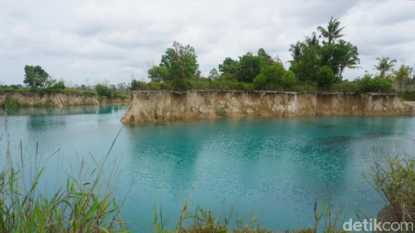 Air danau yang berwarna biru diduga mengandung kontaminasi bahan kimia. Jangan pernah sekali-sekali mencoba untuk mengonsumsi air danau ini, apalagi berenang di sana. Meskipun warnanya sangat menggoda, tapi sangat tidak disarankan untuk melakukan kegiatan-itu. (Wahyu Setyo Widodo/detikTravel) Air danau yang berwarna biru diduga mengandung kontaminasi bahan kimia. Jangan pernah sekali-sekali mencoba untuk mengonsumsi air danau ini, apalagi berenang di sana. Meskipun warnanya sangat menggoda, tapi sangat tidak disarankan untuk melakukan kegiatan-itu. (Wahyu Setyo Widodo/detikTravel)