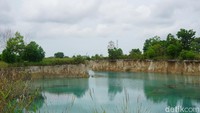 Traveler cukup menikmati danau ini dari atas saja dan jangan pernah terpikir untuk menyelupkan anggota tubuh Anda di air danau, apapun itu. Paling asyik ke sini memang buat foto-foto! (Wahyu Setyo Widodo/detikTravel)