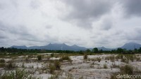 Pemandangan danau yang biru memang cukup kontras dengan latar di belakangnya yang gersang. Sungguh sebuah pemandangan yang ironis, mengingat danau cantik ini tercipta dari hasil eksploitasi manusia terhadap alam yang demikian kaya. (Wahyu Setyo Widodo/detikTravel)