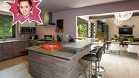 Penyanyi yang penuh dengan gayanya yang sensasional ini ternyata punya ruangan dapur yang sangat ciamik. Bergaya modern sederhana ada meja marmer hingga area bar yang disediakan di dapurnya. Foto: Lonny