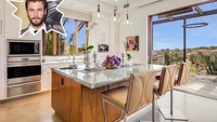 Aktor yang dikenal dengan wajahnya yang gagah dan tampan, Chris Hemsworth, juga memiliki desain dapur yang sesuai kepribadiannya. Tak banyak barang dan didominasi warna netral jadi desain istimewa dapur Chris Hemsworth. Foto: Lonny