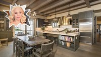 Penyanyi bergaya nyentrik, Lady Gaga, ternyata menyukai konsep hunian yang elegan dan futuristik. Perpaduan antara kayu berwarna abu-abu dan berbagai peralatan stainless steel membuat dapurnya tampak berkilau. Foto: Lonny
