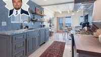 Aktor yang memiliki rumah di kawasan pantai Malibu ini senang mendekorasi dapurnya dengan dominan kayu, warna krem dan biru. Leonardo Dicaprio punya dapur yang langsung tersambung dengan area makan. Foto: Lonny