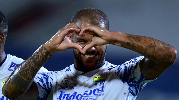 Pesepak bola Persib Bandung David Da Silva berselebrasi usai mencetak gol ke gawang PSS Sleman saat pertandingan Liga 1 di Stadion Kapten I Wayan Dipta, Gianyar, Bali, Jumat (11/2/2022). ANTARA FOTO/Fikri Yusuf/YU