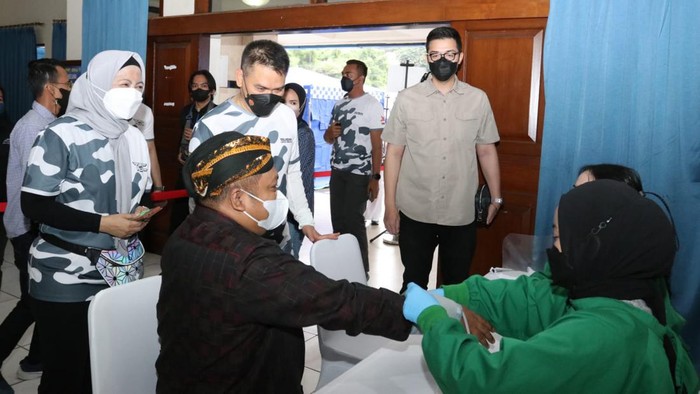 Dorong Percepatan Vaksinasi Booster Anggota DPR RI Komisi IX, Gus Nabil Haroen menyerahkan Vaksin sebanyak 1.020 dosis kepada Kepala Korlantas Polri Irjen Firman Shantyabudi, di Jakarta, Minggu (13/2).