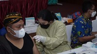 Vaksin Booster jenis Pfizer ini diberikan untuk anggota korlantas polri, komunitas dan masyarakat. Terkait vaksinasi booster yang digelar Korps Lalu Lintas (Korlantas) Polri ini patut diapresiasi, karena diselenggarakan dengan baik dan menerapkan prokes yang ketat.
