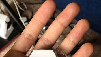 Hiasan dinding yang ditawarkan di website vs saat diterima konsumen.Foto: Reddit